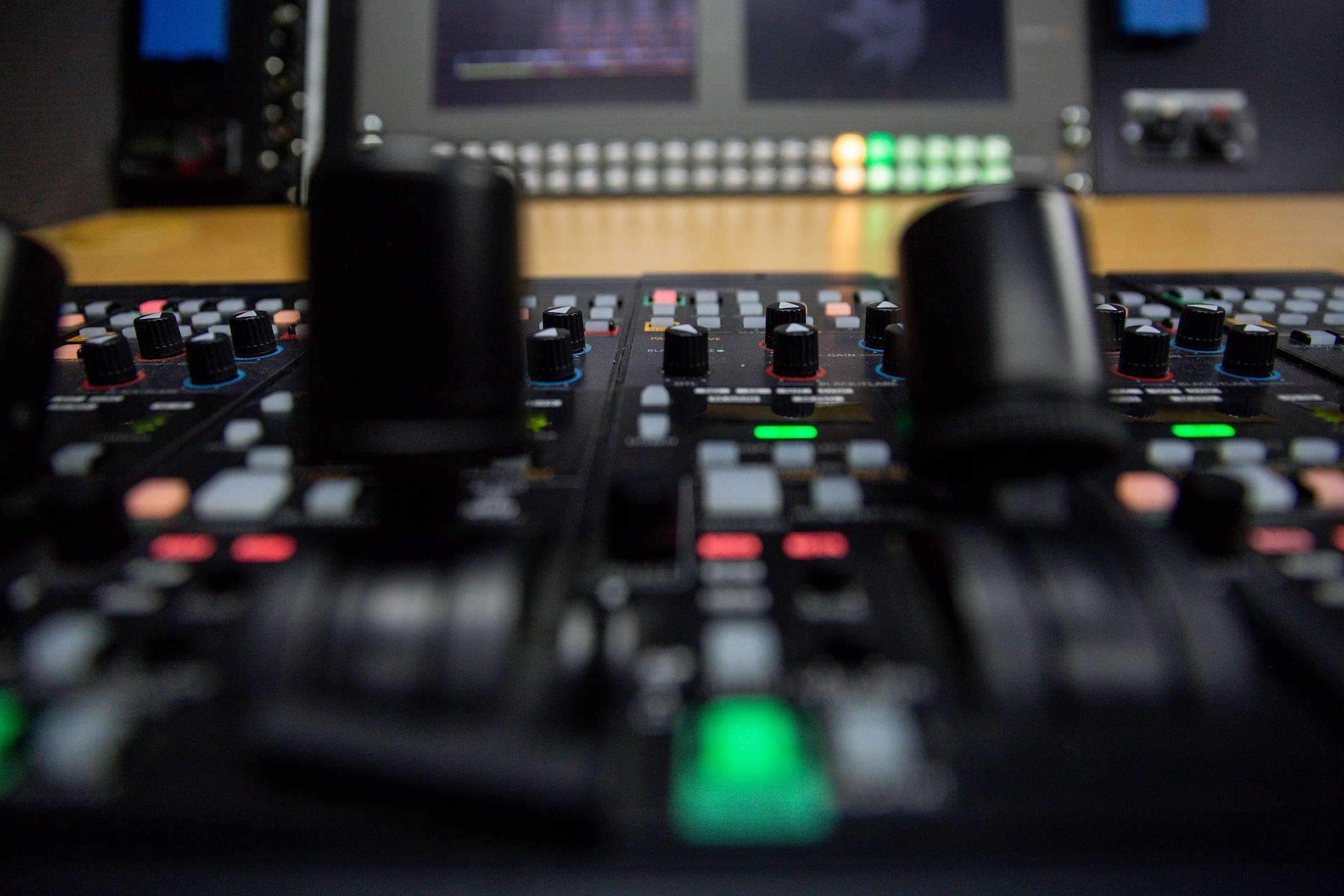 4K monitoring workstation inside UNIT10 UHD